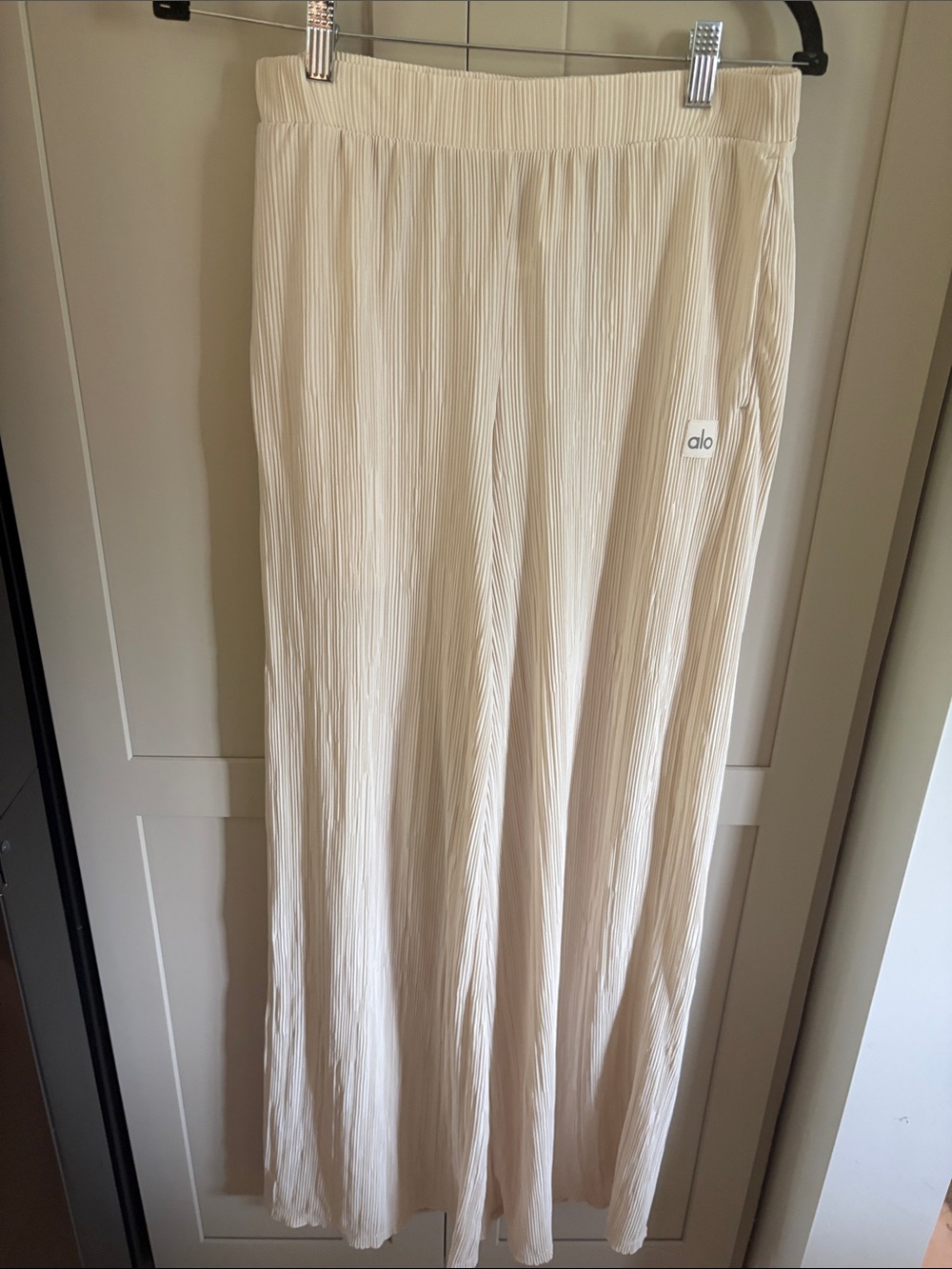 ALO Yoga Cream Pleated Pants